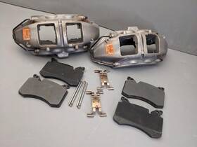 84067890 Cadillac Brembo Front Left And Right Side Dual Piston Caliper Set Escalade W Pads