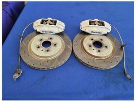 536-01304l Chevrolet 2010-2015 Camaro Ss Pair Rear Brembo Brake Caliper Pads Hoses 2582