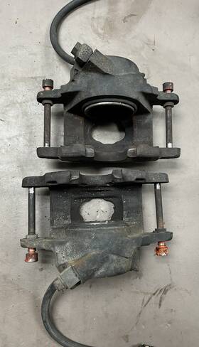 6489701 Gm Used 1969-77 Mid Size Brake Calipers Cast Iron Pair
