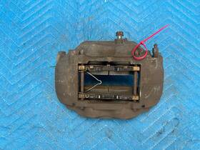 47730-60090 Lexus Toyota Land Cruiser Lx470 Front Passengers Brake Caliper With Pads 2003-2007 Oem