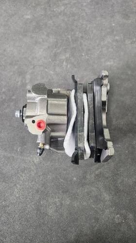 18-4093 Raybestos Rc4093 Disc Brake Caliper Cardone Reman. Gray Pads Included